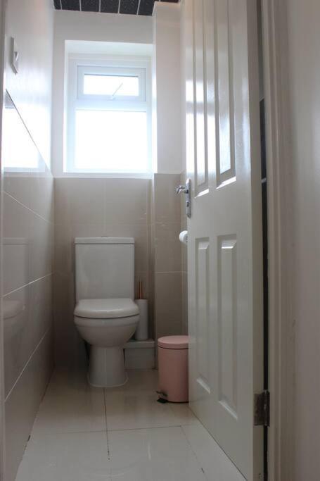 Private & Comfortable 2 Bedroom Home Away From Home Stanwell Exterior photo