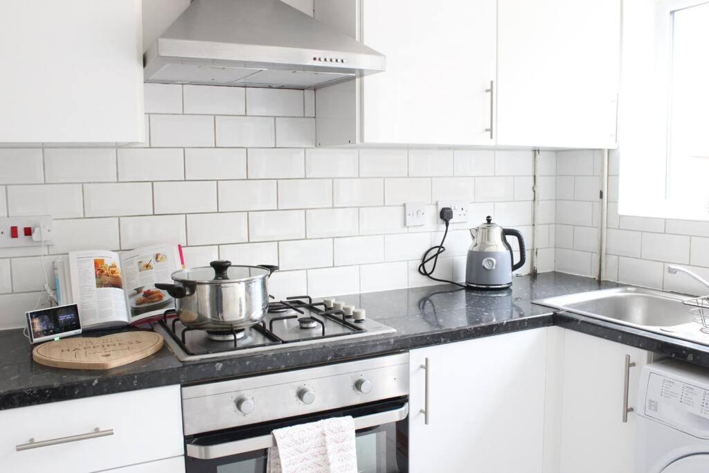 Private & Comfortable 2 Bedroom Home Away From Home Stanwell Exterior photo